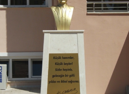 atatürk büstü yazısı 1