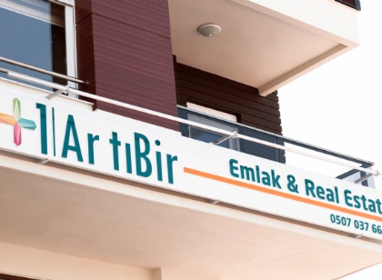 Emlakçı tabelası