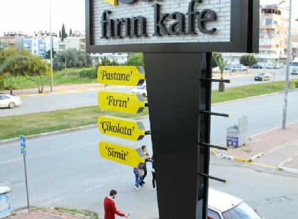 ülkü fırın kafe totem tabelası